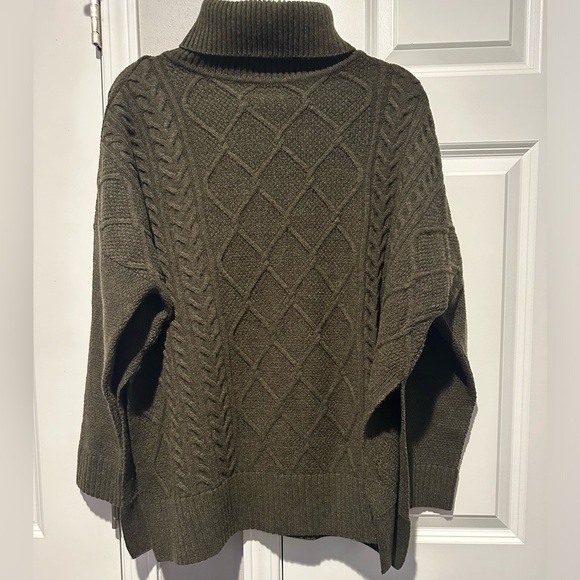Barbour Sweaters - BARBOUR Wo Burne Cable Knit Cape Sweater. Women’s small.
